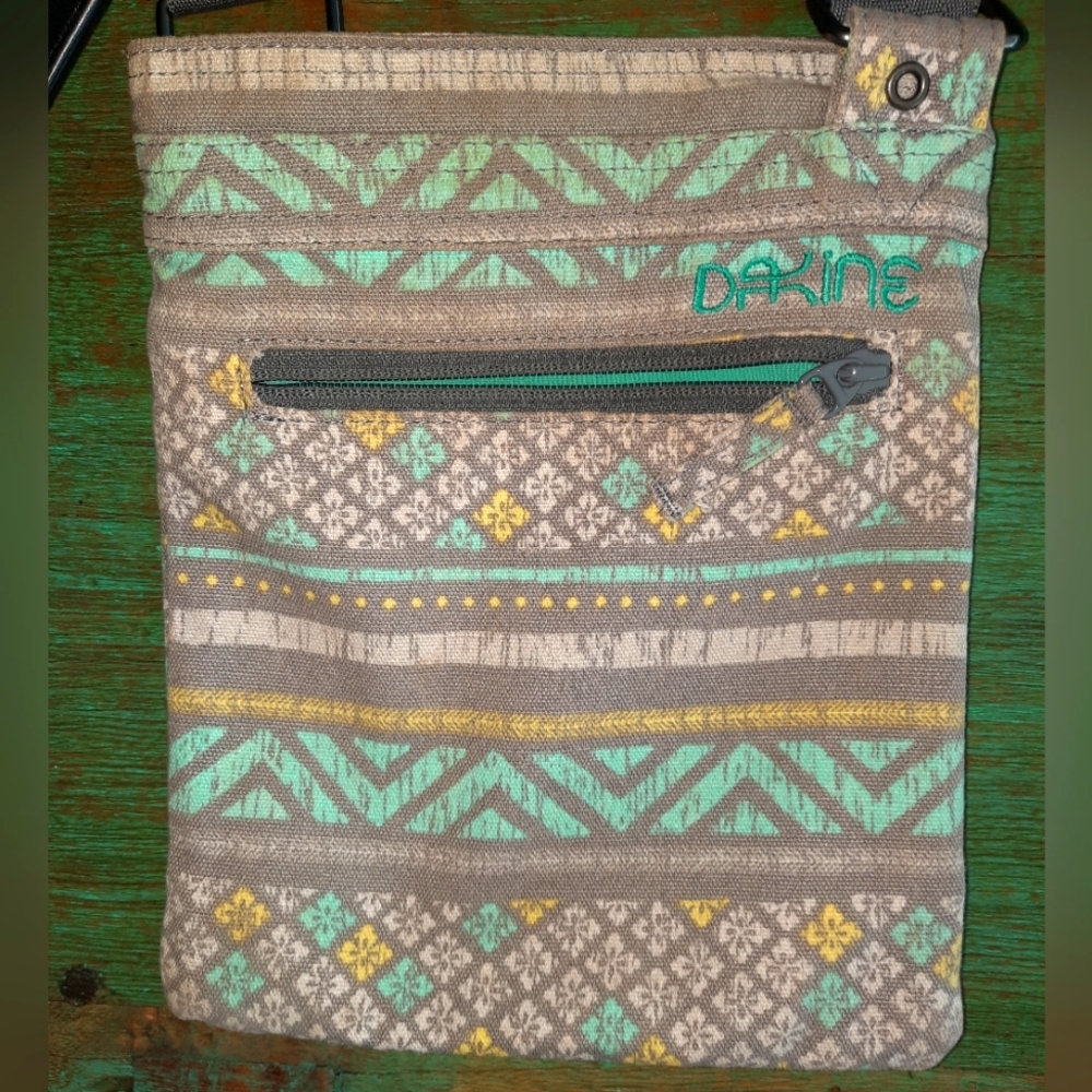 Dakine small over shoulder, crossbody purse excellent used condition